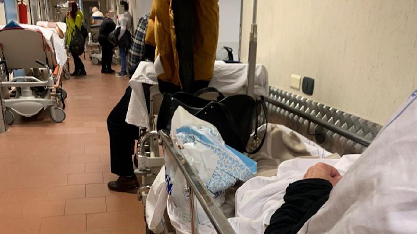 Modica, anziana su una barella per 49 ore al pronto soccorso: scoppia il caso. Interviene Drago