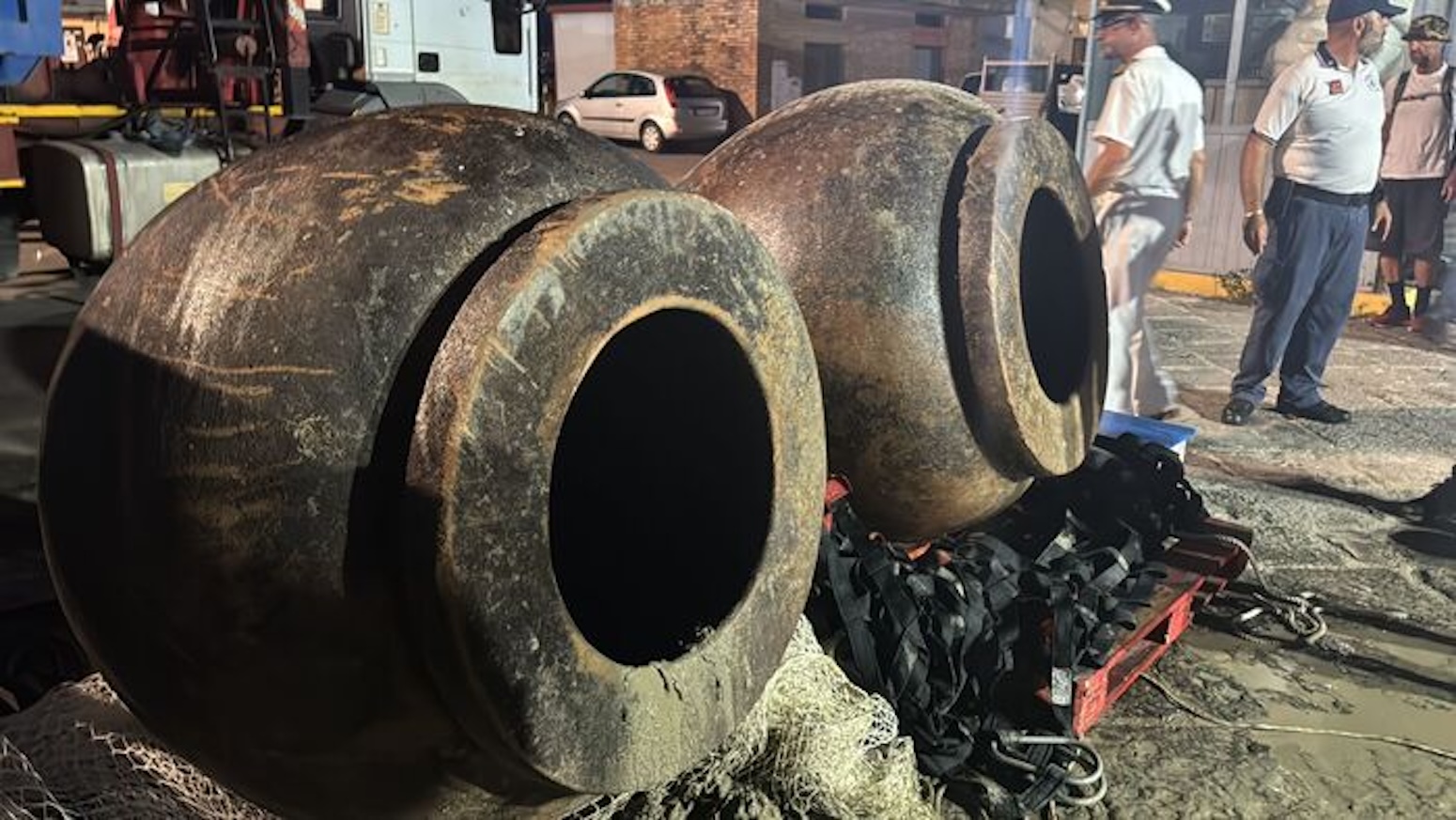 Peschereccio recupera due ‘dolia’ romane in acque di Gaeta
