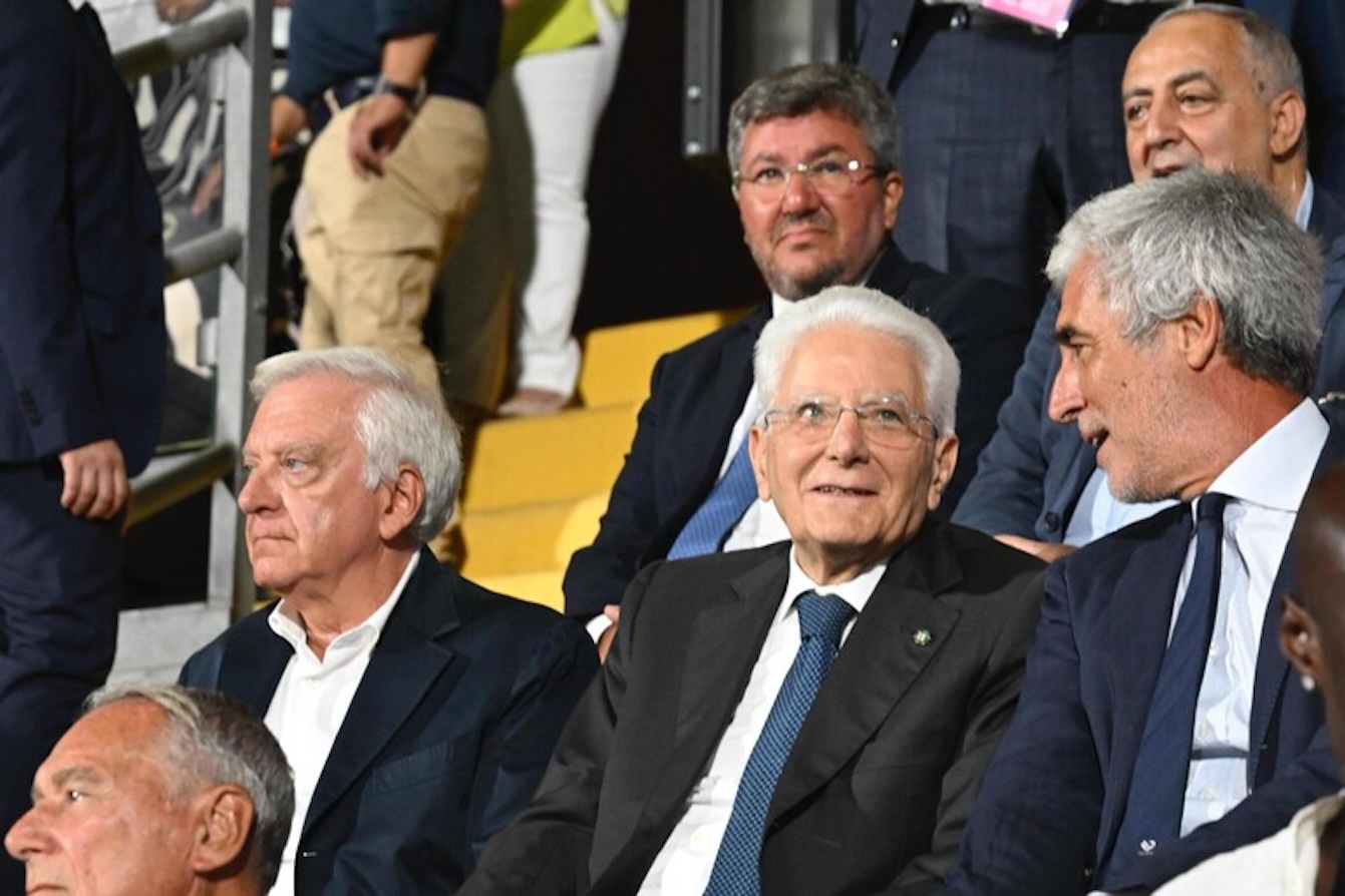 Mattarella sugli spalti per Palermo-Frosinone, applausi dello stadio. VIDEO Mattarella sugli spalti per Palermo-Frosinone, applausi dello stadio. VIDEO