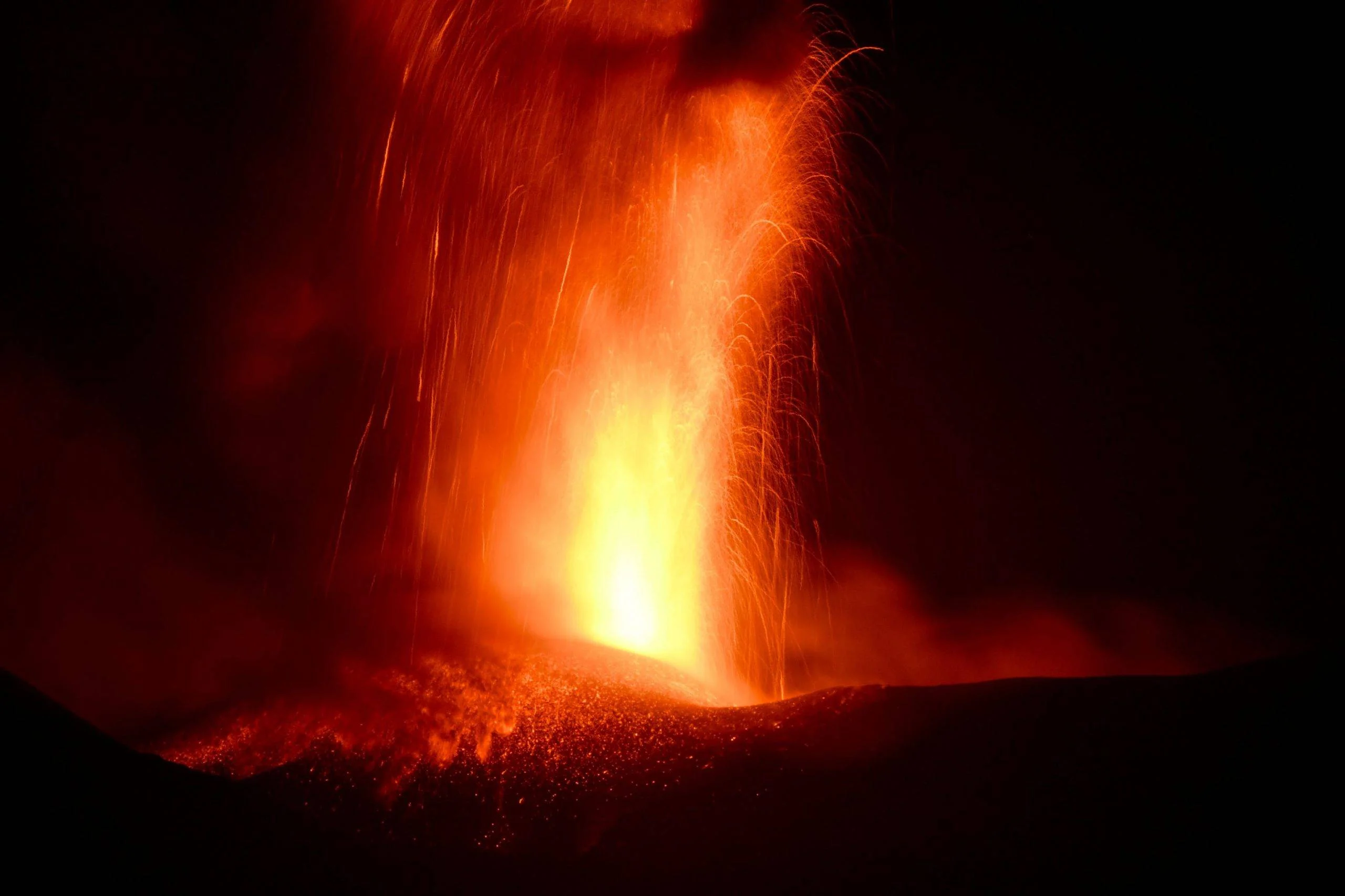 Etna, cenere e allerta rossa per l’aeroporto