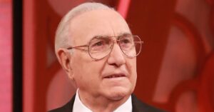 Immagine rappresentativa di Pippo Baudo, camera ardente al Teatro delle Vittorie a Roma e funerali (in diretta sul Tg1) nella sua Sicilia