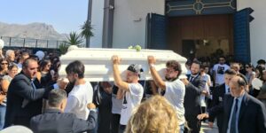 Immagine rappresentativa di La caduta fatale dal gommone a Mondello. «Forse Simone è stato spinto»