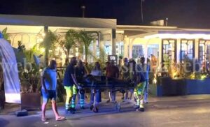 Immagine rappresentativa di Sulla moto sfonda vetrata di una pizzeria e centra in pieno una ragazza che stava pagando