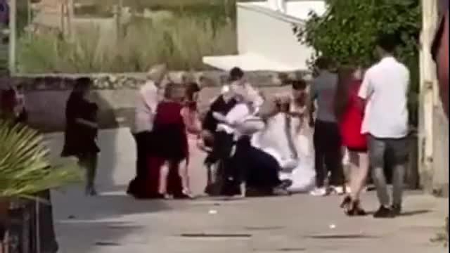 Matrimonio con rissa, scene da Far West tra famiglie sposa e sposo