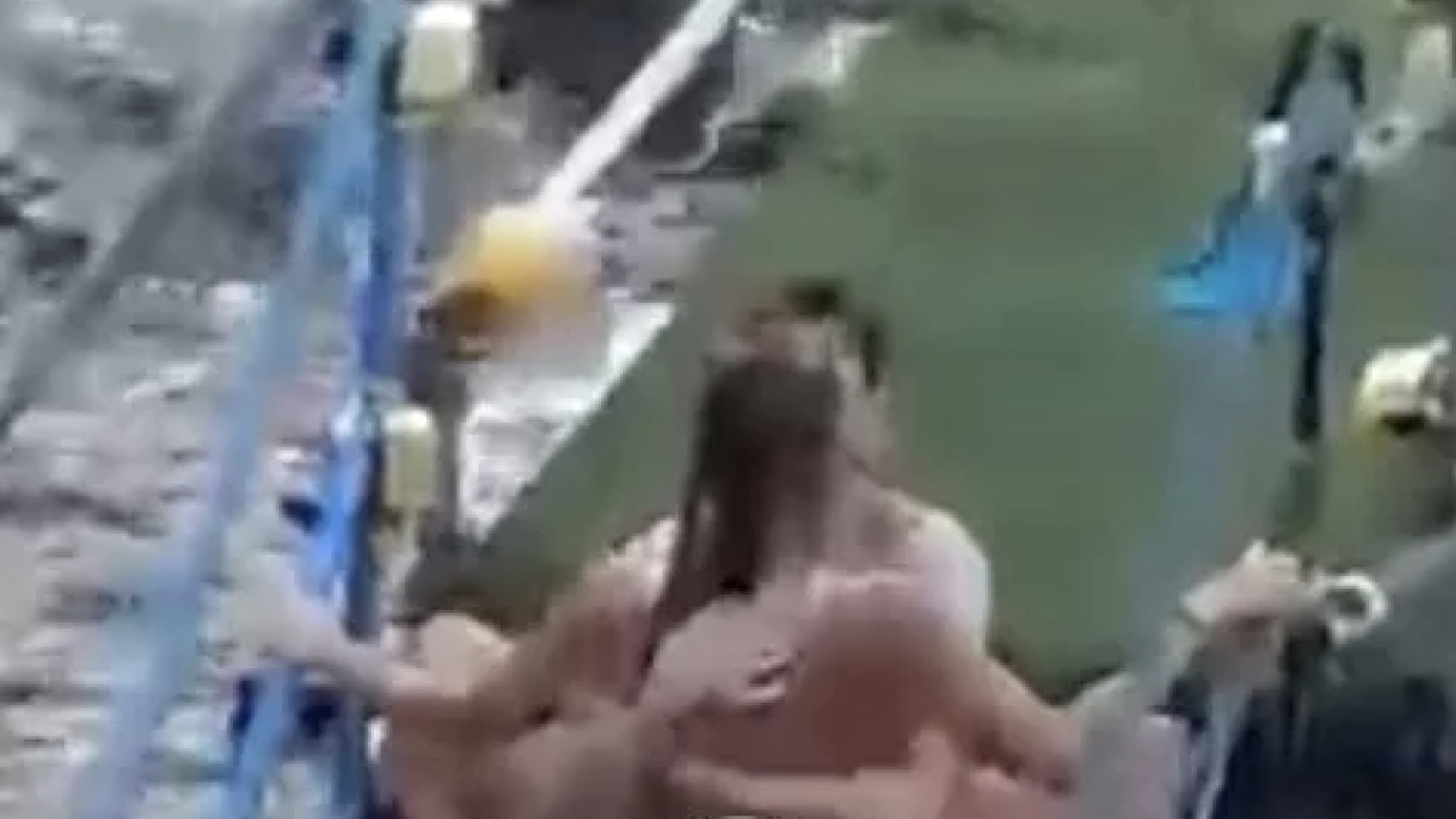 Coppia in intimità all’alba nel solarium di Ortigia, video virale sui social