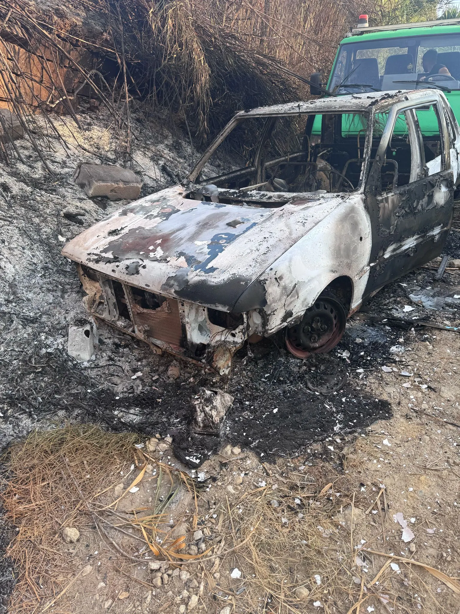 Acate, rubano un’auto e la incendiano in un terreno Acate, rubano un’auto e la incendiano in un terreno