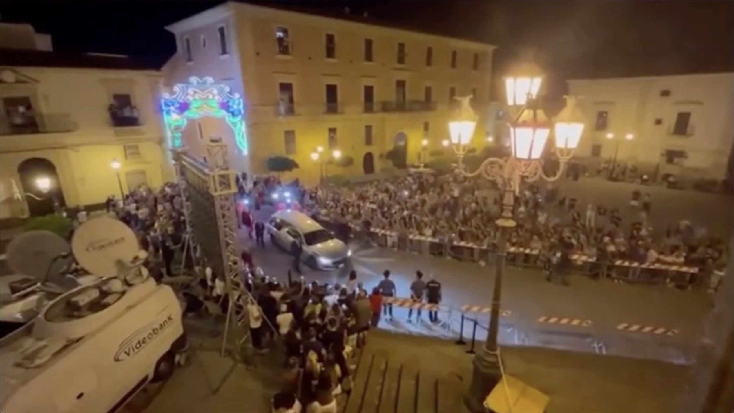 L’arrivo nella notte del feretro di Pippo Baudo a Militello. VIDEO