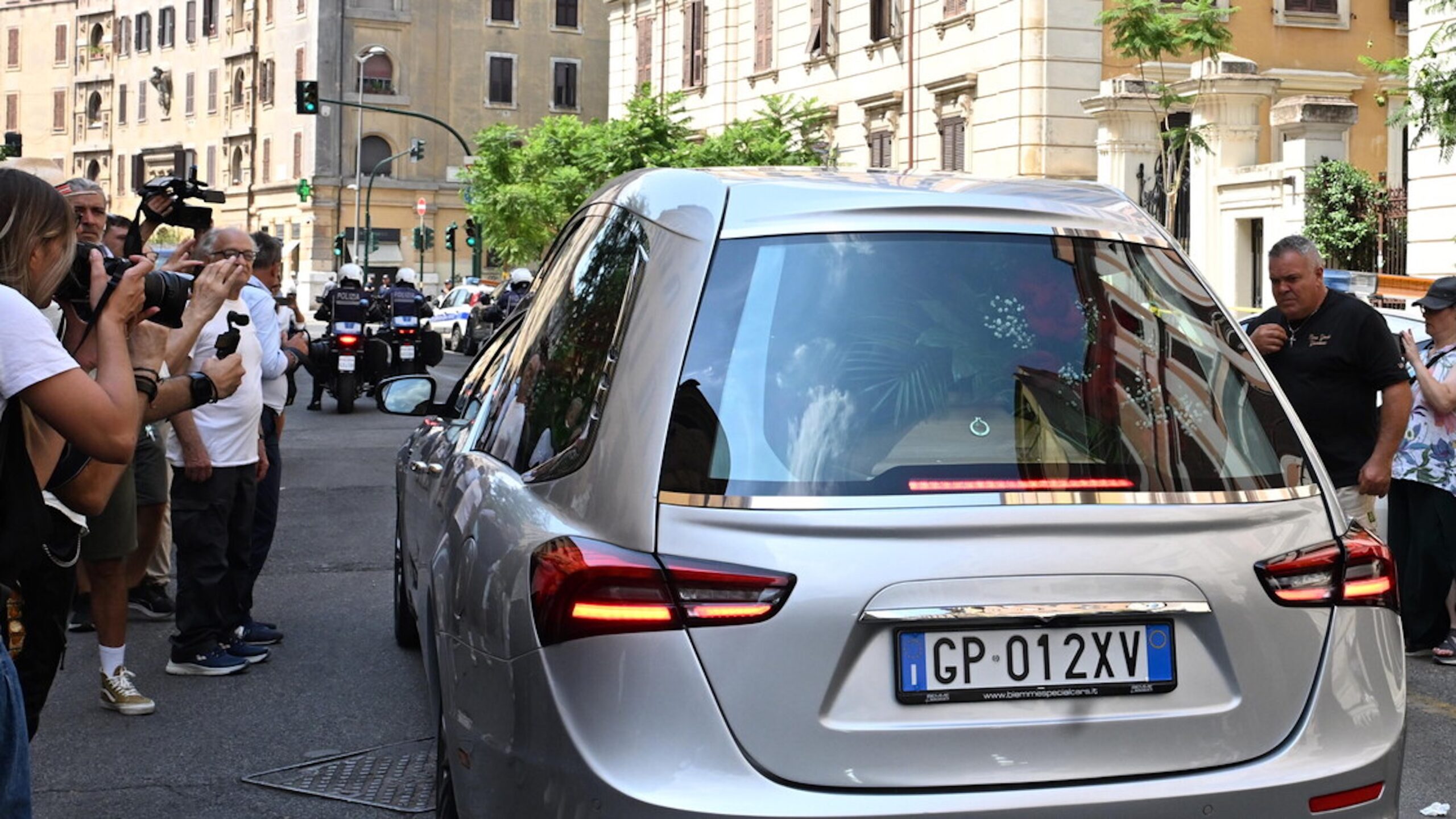 Pippo Baudo, chiusa la camera ardente: ora la salma ritorna nella sua Militello. VIDEO