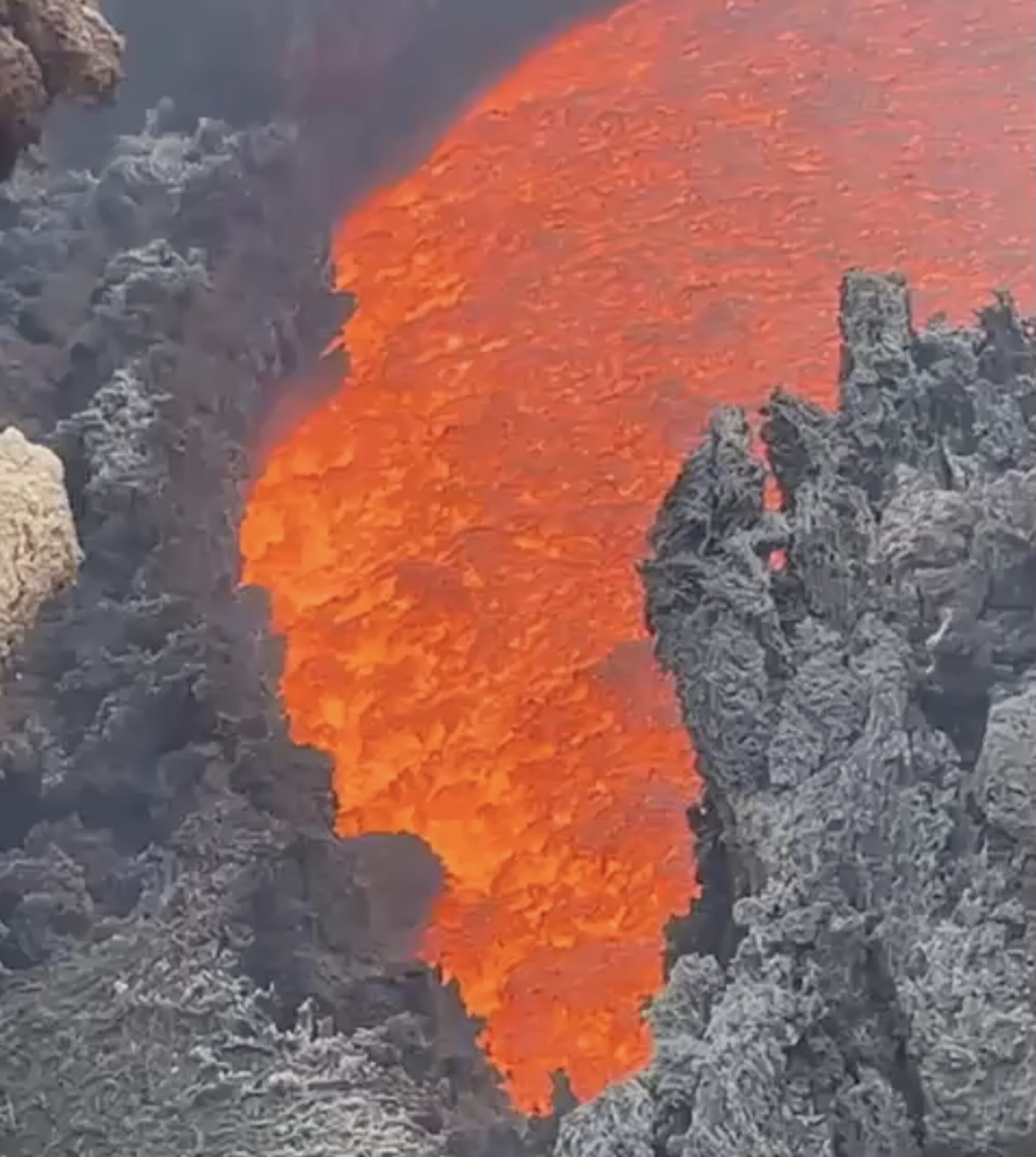Etna, la colata lavica a quota 3000 metri: il video Etna, la colata lavica a quota 3000 metri: il video