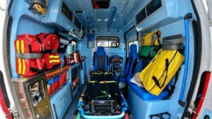 Immagine rappresentativa di Partorisce in spiaggia, poi decide di lasciare bimba in ospedale