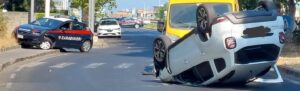 Immagine rappresentativa di Auto si scontra con gazzella dei carabinieri e si ribalta. VIDEO