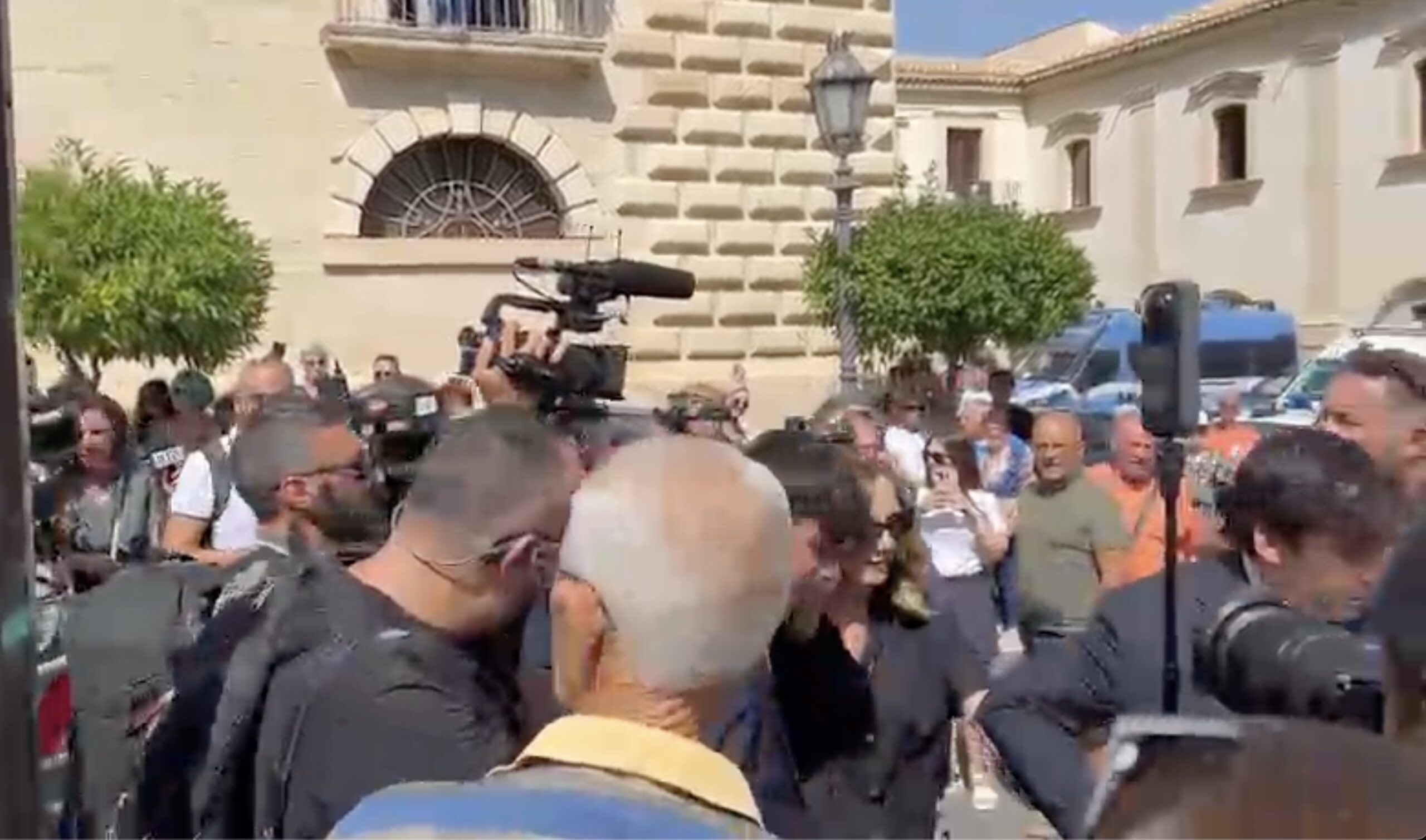 Funerali Baudo, l’arrivo di Lorella Cuccarini Funerali Baudo, l’arrivo di Lorella Cuccarini