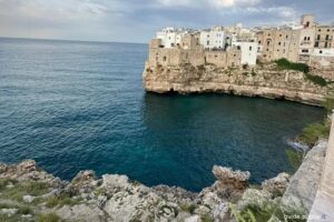 Immagine rappresentativa di Morto il ragazzo di 23 anni che si è tuffato in mare da uno scoglio a Polignano a Mare: è di Catania