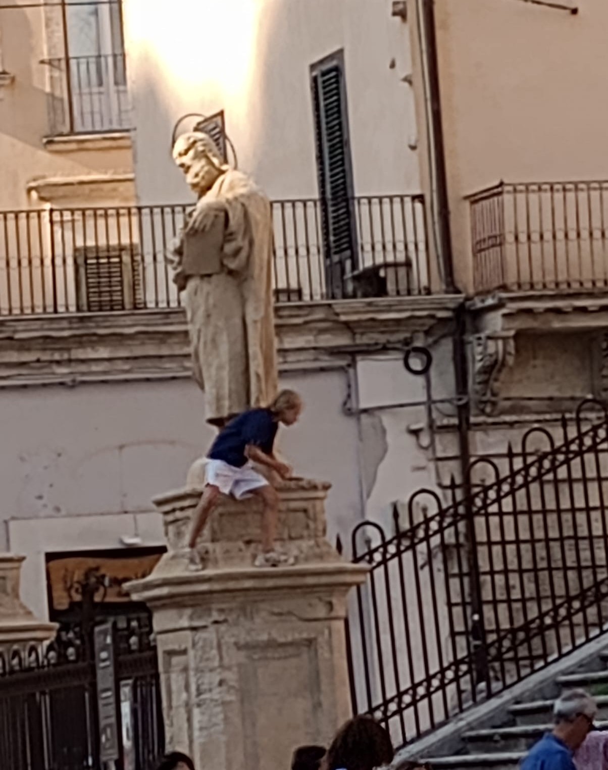 Modica, ragazzino sale su una delle statue dei santoni di San Pietro Modica, ragazzino sale su una delle statue dei santoni di San Pietro
