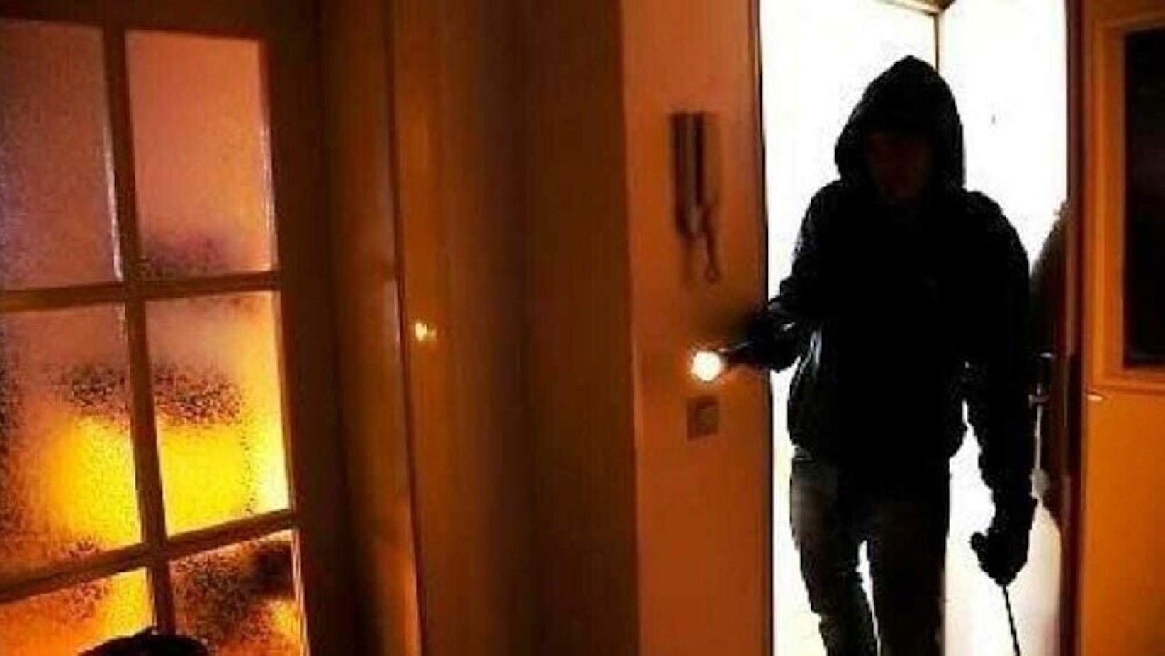 Due uomini e una donna rapinano un giovane in una casa vacanze a Modica, presi