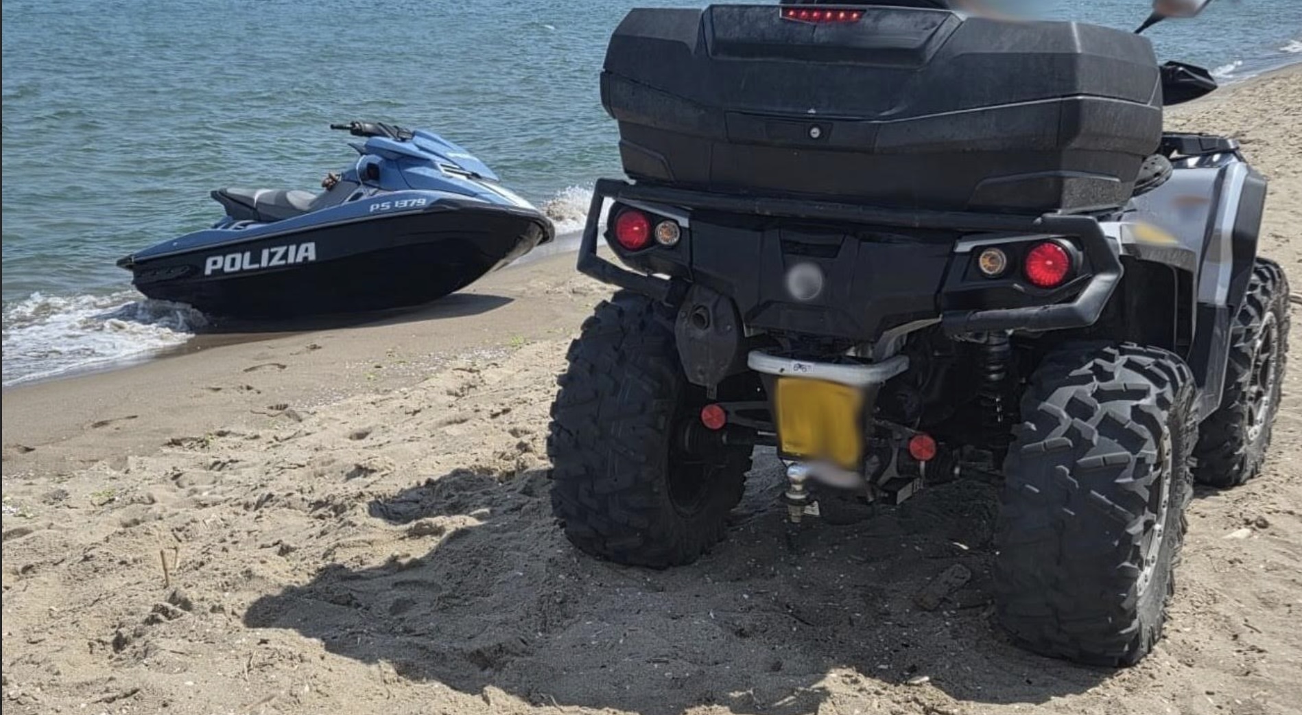 Parcheggia il quad in spiaggia per fare il bagno: multato