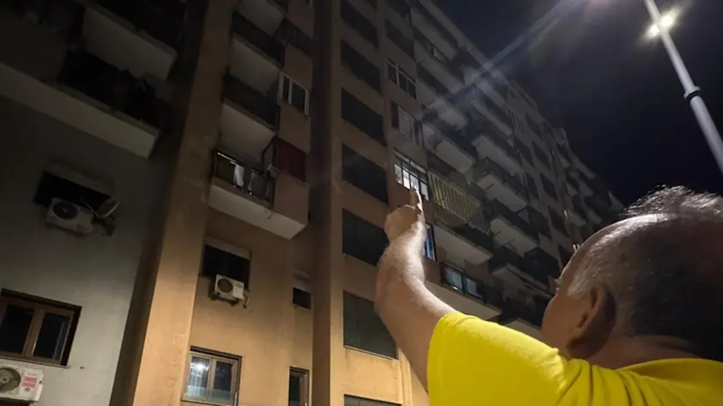Bimbo cade da quinto piano e urta una tettoia: è grave