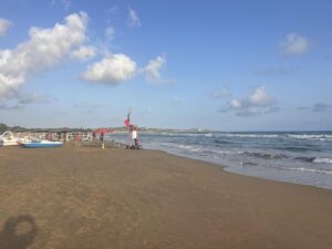 Immagine rappresentativa di Sampieri, bandiera rossa per il mare in tempesta, il bagnino fischia, tre bagnanti decidono di non sentire