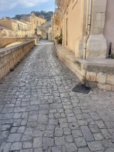 Immagine rappresentativa di Fatto di sangue a Scicli in centro, tre feriti, il più grave è un albanese armato