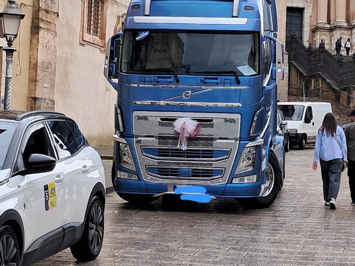L’autoarticolato col fiocco rosa a Ragusa Ibla, autorizzato dal Comune. La migliore foto di un quartiere allo sbando