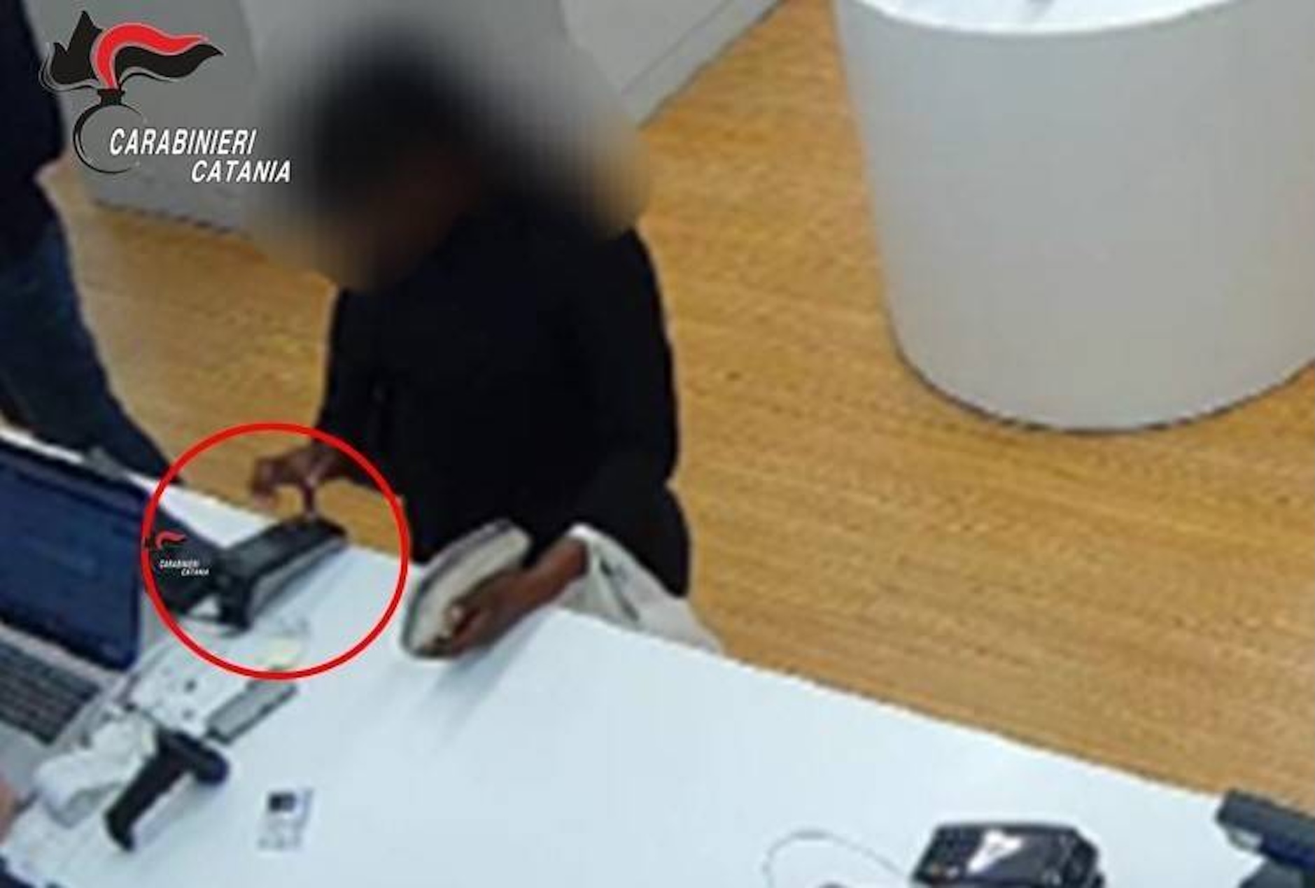 Lei va a fare shopping col bancomat rubato