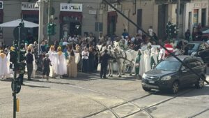 Immagine rappresentativa di Il matrimonio con cavalli manda in tilt il traffico cittadino