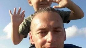 Immagine rappresentativa di Dramma al funerale del figlio, padre muore mentre entra la bara in chiesa