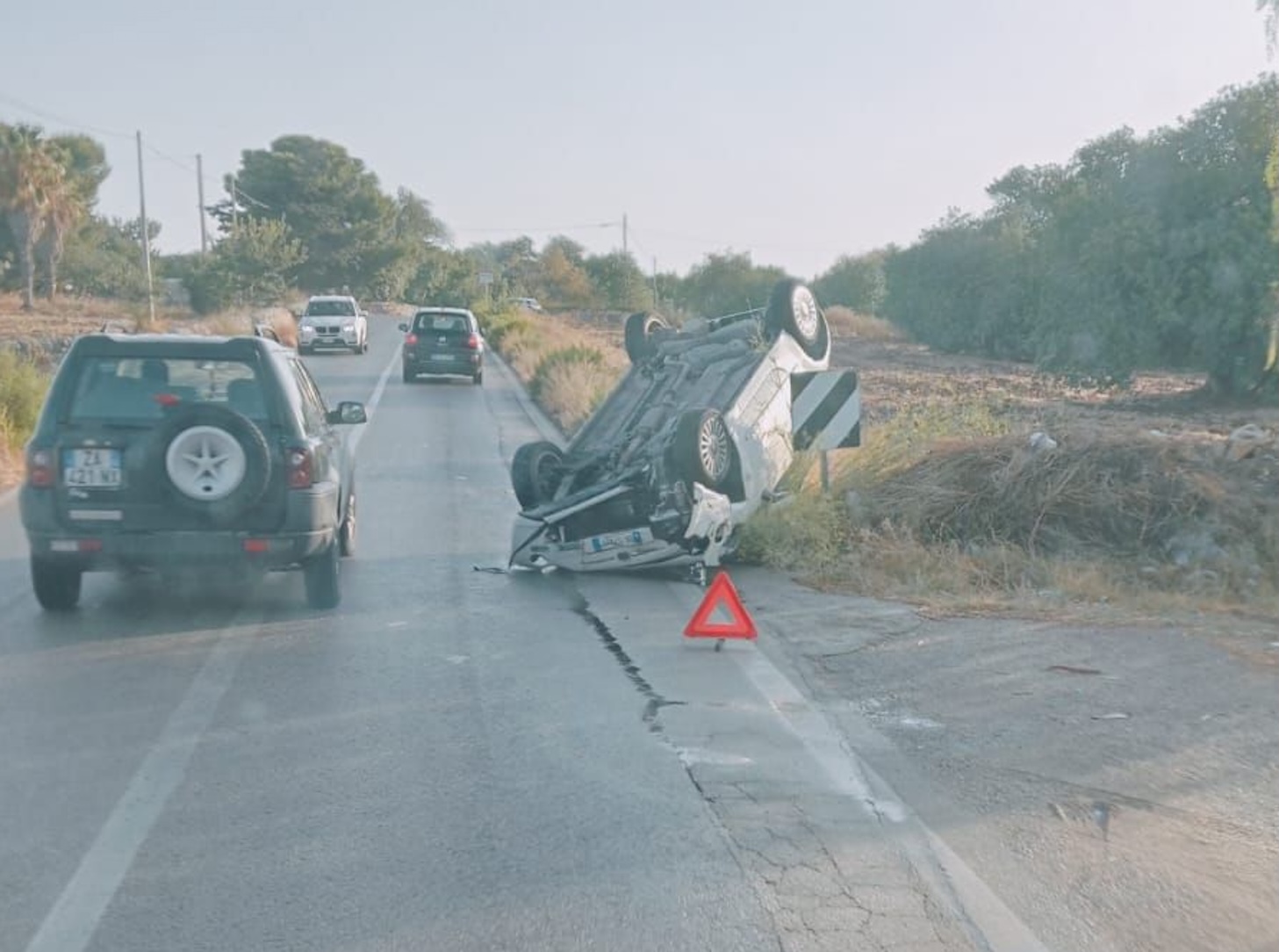 Fiat 500 cappotta sulla Modica-Scicli resa viscida dalla pioggia Fiat 500 cappotta sulla Modica-Scicli resa viscida dalla pioggia