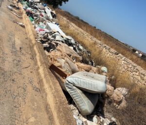 Immagine rappresentativa di Alimenta una discarica abusiva sopra Donnalucata e i vigili gli sospendono la patente