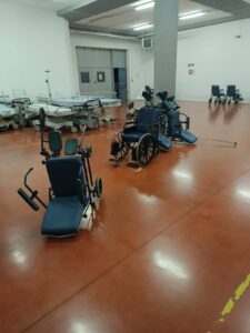 Follia al pronto soccorso di Ragusa, paziente scaraventa sedie a rotelle in aria Immagine rappresentativa di Follia al pronto soccorso di Ragusa, paziente scaraventa sedie a rotelle in aria