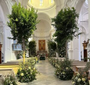 Il vescovo di Noto si lamenta: Matrimoni, chiese trasformate in foresta amazzonica. Ecco le foto Immagine rappresentativa di Il vescovo di Noto si lamenta: Matrimoni, chiese trasformate in foresta amazzonica. Ecco le foto