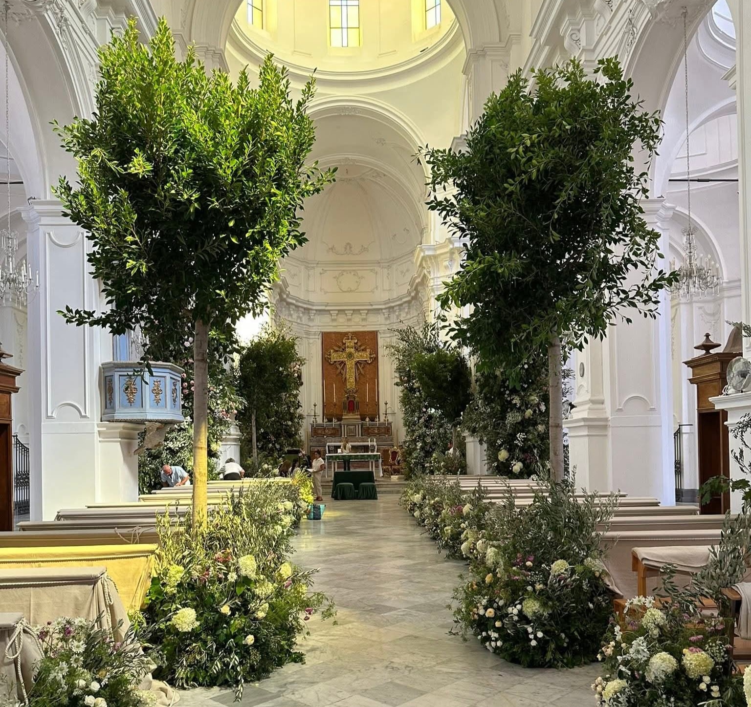 Il vescovo di Noto si lamenta: Matrimoni, chiese trasformate in foresta amazzonica. Ecco le foto