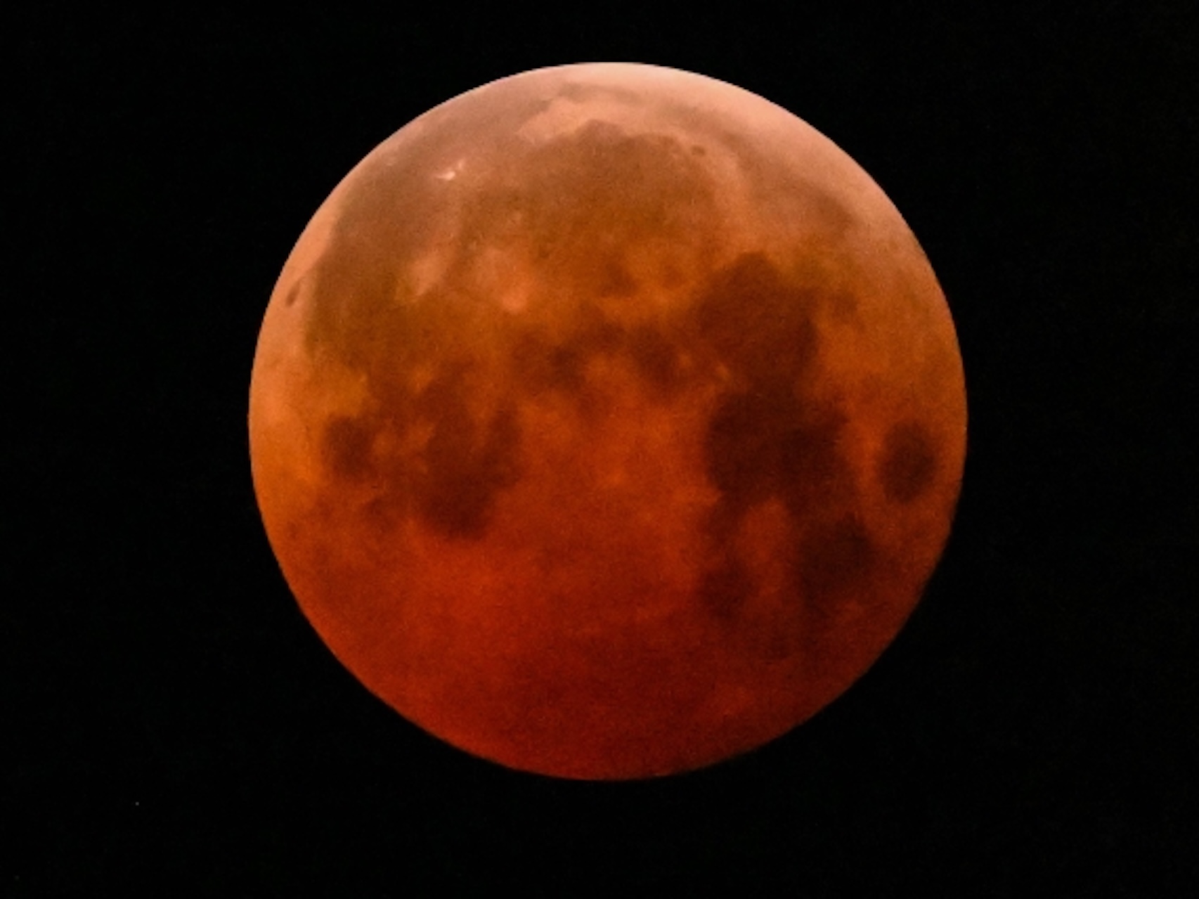 Eclissi totale di Luna domenica 7 settembre, a che ora vederla in Italia Eclissi totale di Luna domenica 7 settembre, a che ora vederla in Italia