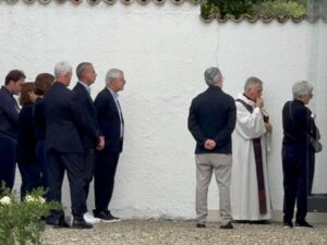 Immagine rappresentativa di Le ceneri di Giorgio Armani inumate nel cimitero di Borgo Rivalta