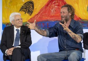 Immagine rappresentativa di Jovanotti e Mattarella  insieme all’Istituto penale Nisida per nuovo anno scolastico