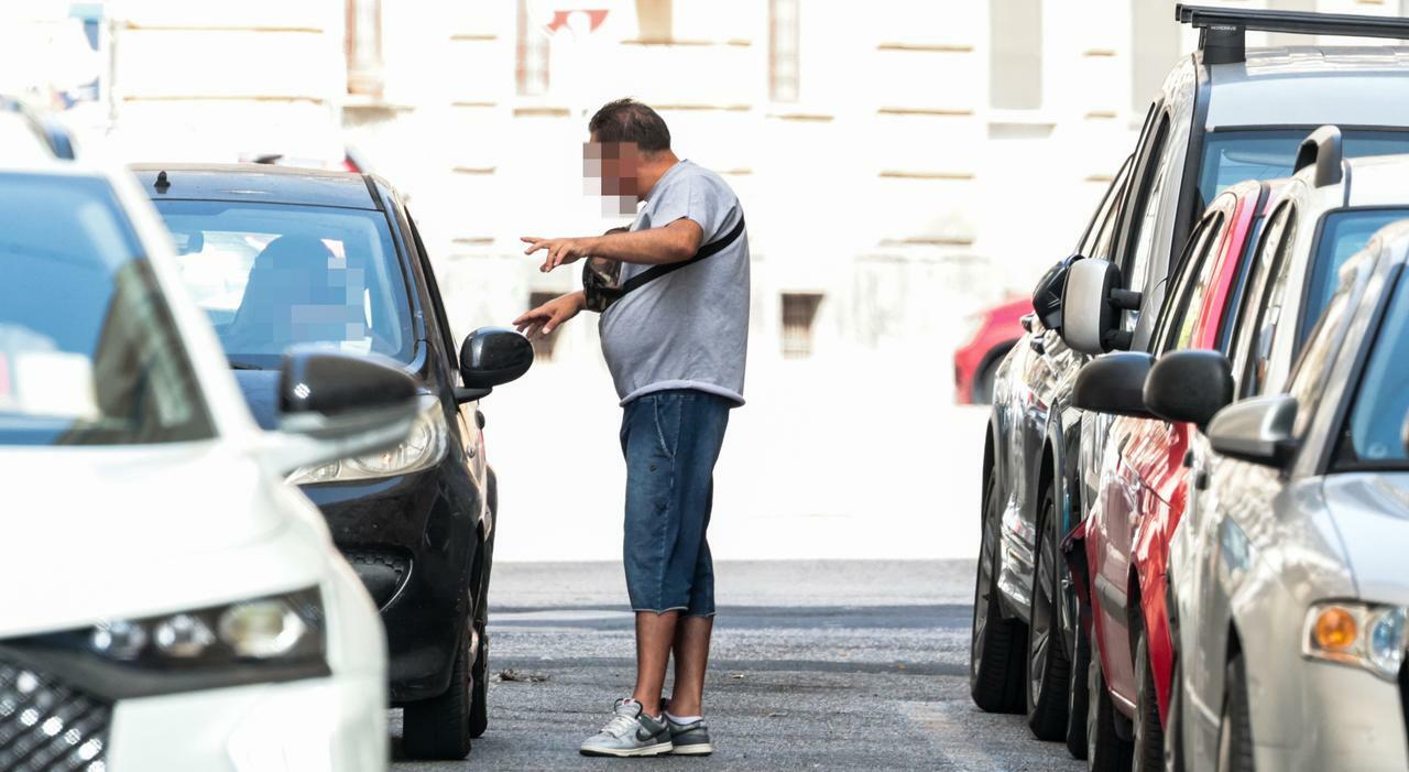 Siracusa, parcheggiatore abusivo violento: calci e spintoni a un turista che non voleva pagarlo Siracusa, parcheggiatore abusivo violento: calci e spintoni a un turista che non voleva pagarlo