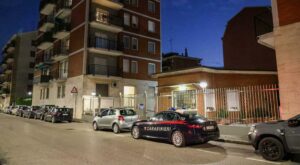 Immagine rappresentativa di Uomo si getta da balcone ma uccide una passante: denuncia per omicidio