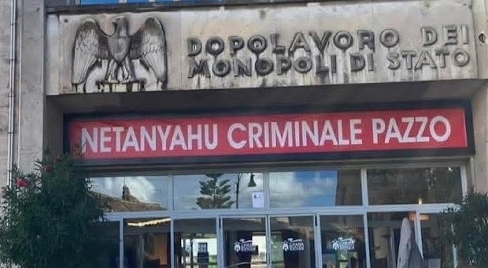 Nanni Moretti, al cinema Nuovo Sacher lo striscione contro Netanyahu: «Criminale pazzo»