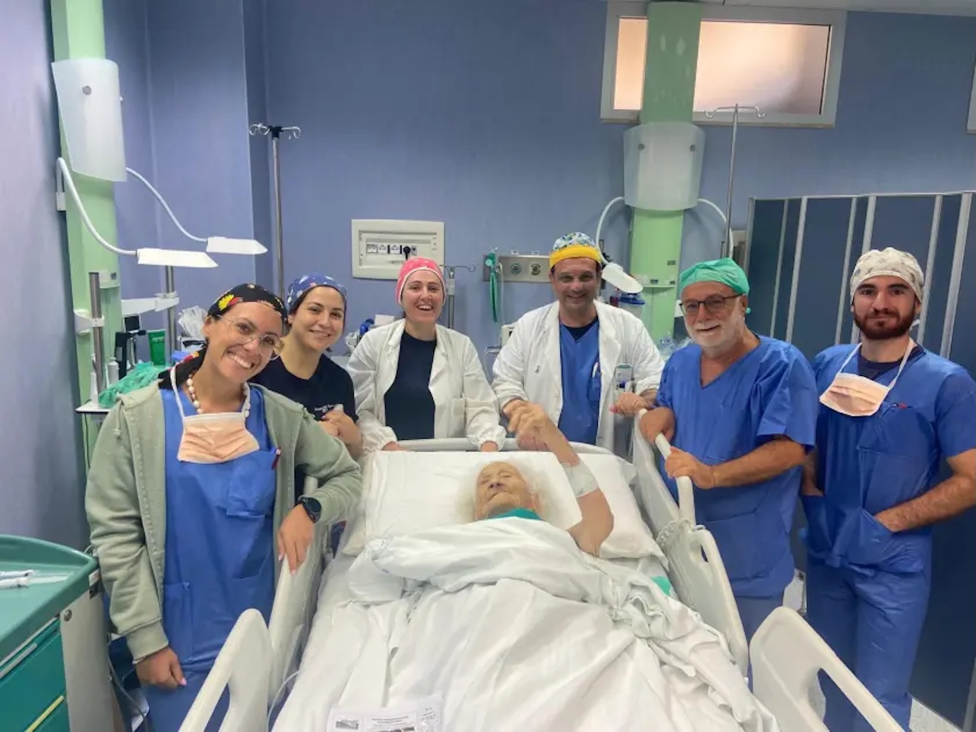 A 103 anni sottoposta ad intervento chirurgico dopo la frattura al femore: muove i primi passi A 103 anni sottoposta ad intervento chirurgico dopo la frattura al femore: muove i primi passi
