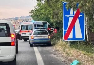 Immagine rappresentativa di Vola da un viadotto in autostrada dopo un incidente e muore