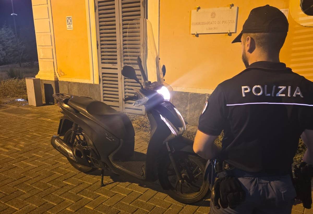 Va a firmare in commissariato con lo scooter rubato Va a firmare in commissariato con lo scooter rubato
