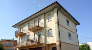 Immagine rappresentativa di Trova i ladri in casa e li scaraventa giù dal terrazzo: “L’ho fatto per difendere le mie figlie”