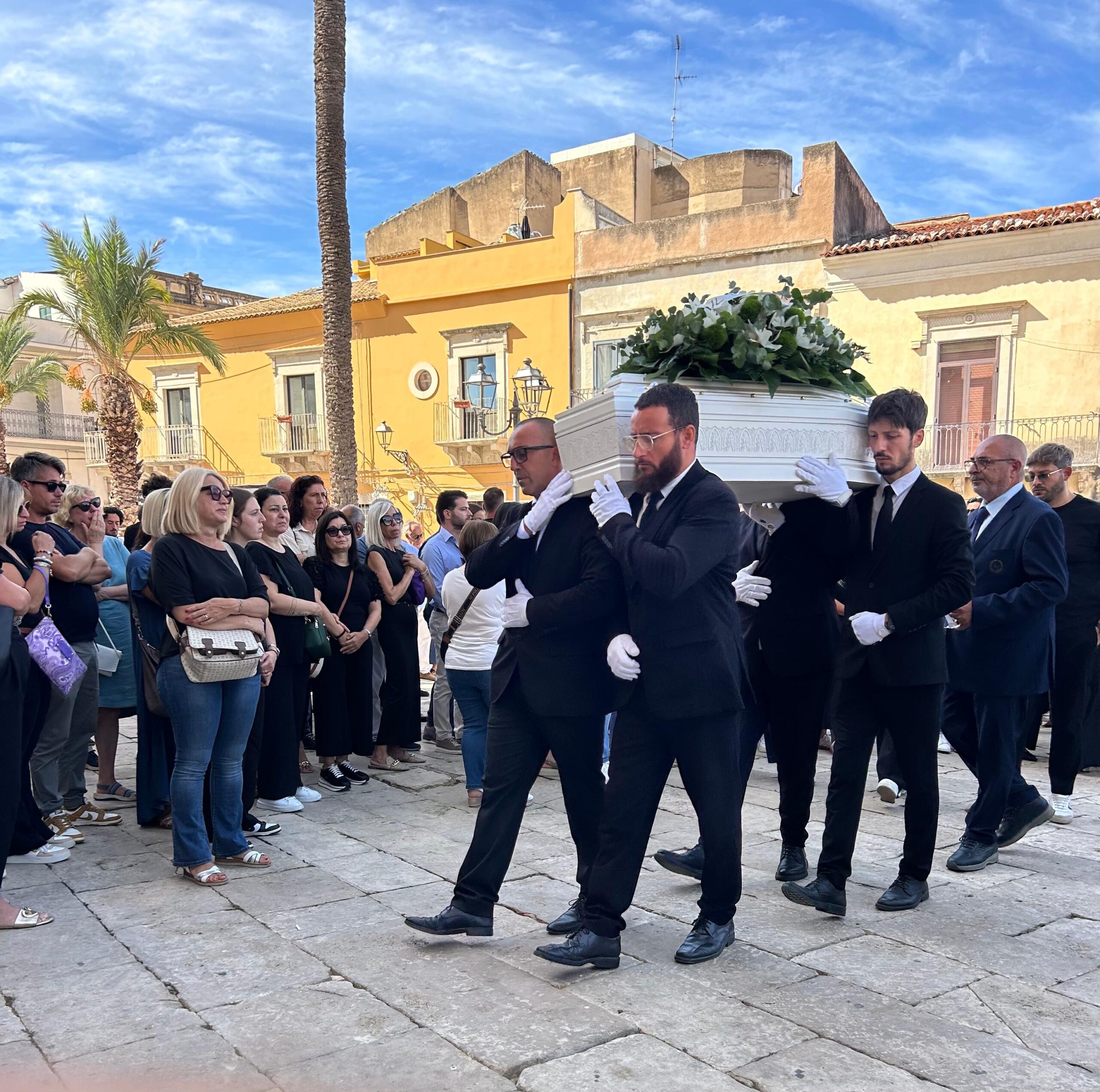 Comiso, celebrati i funerali del piccolo Raffaele Sallemi, annegato nella piscina