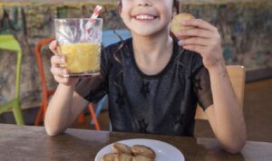 Immagine rappresentativa di Bimbo di 9 anni lasciato solo al bar di Monza. La mamma era andata a Roma