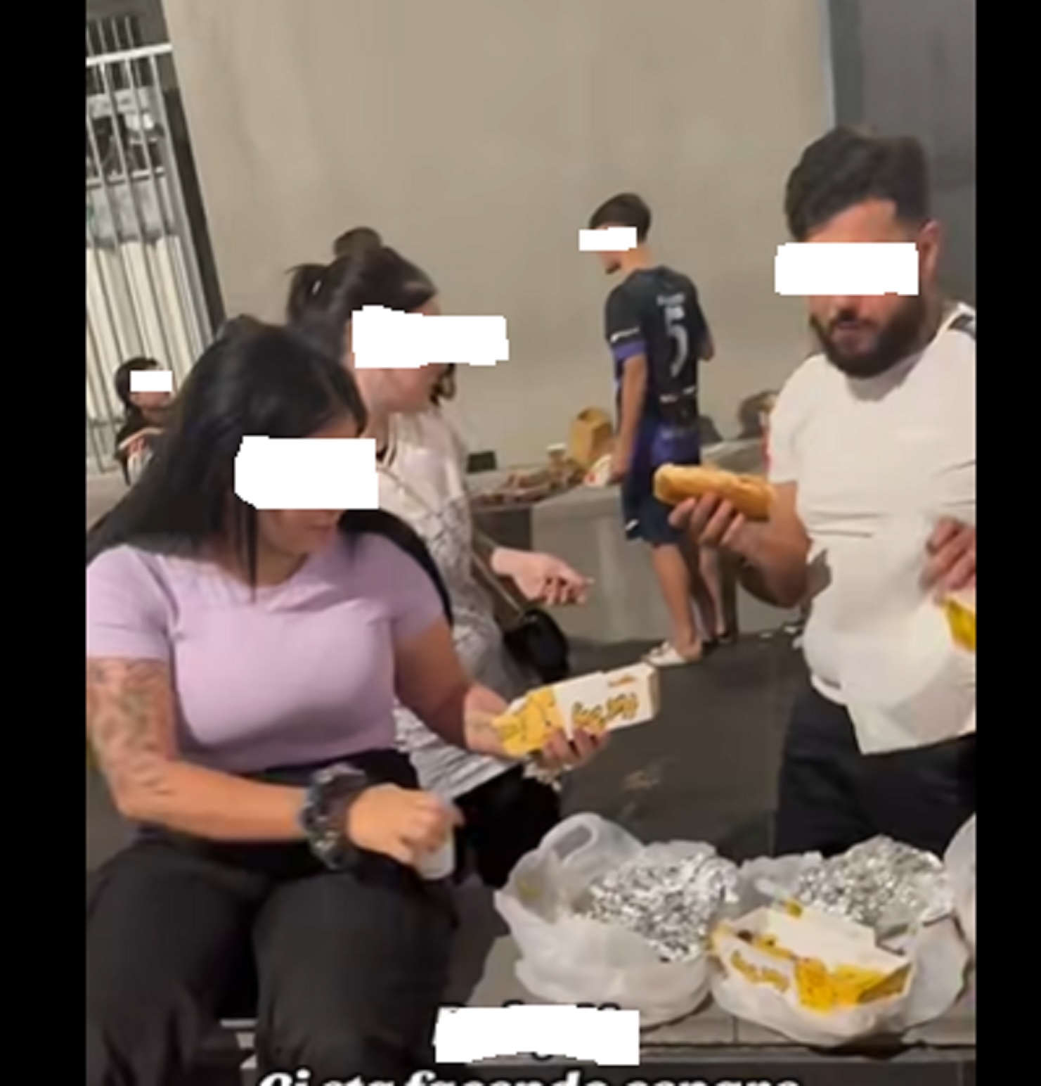 “Banchetto” davanti al pronto soccorso ostetrico. “Party” con bivacco al Cannizzaro: in 40 con panini, würstel, patatine e bottiglie “Banchetto” davanti al pronto soccorso ostetrico. “Party” con bivacco al Cannizzaro: in 40 con panini, würstel, patatine e bottiglie