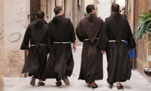 Immagine rappresentativa di Frate Francescano accusato di abusi su cinque donne. Le vacanze negli hotel di lusso