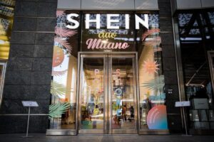 Immagine rappresentativa di Shein chiude lo stabilimento di Pavia, licenzia quasi 400 persone e trasferisce l’attività in Polonia