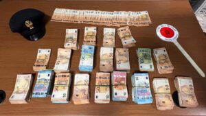 Immagine rappresentativa di Lei in auto con 200mila euro in contanti, denunciata per riciclaggio