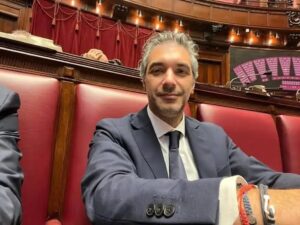 Immagine rappresentativa di On. Luca Cannata (FdI), ex sindaco, indagato per le “restituzioni forzate” delle indennità degli ex assessori