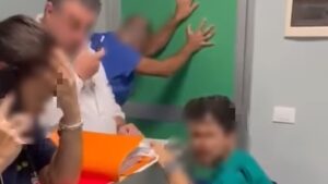 Immagine rappresentativa di Paziente rifiuta le dimissioni e aggredisce i medici